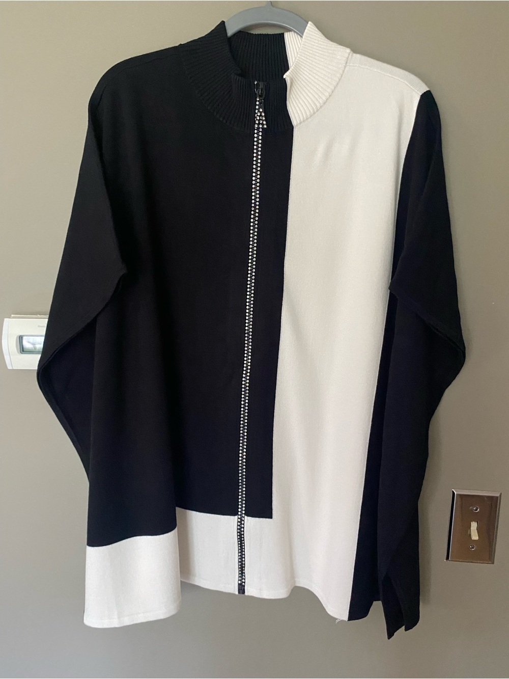 NWT CHICO’S Black White Colorblock Rhinestone Zip Ruana Poncho Sweater S/M - Picture 4 of 10